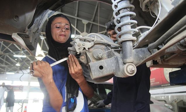 PAKISTAN-WOMEN-MOTOR-MECHANIC